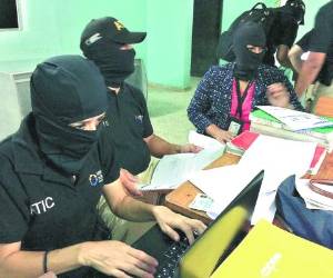 Los fiscales analizan los libros de visitas en la penitenciaría.