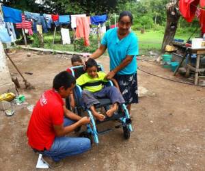 Víctor Zúñiga, de ocho años de edad, recibió su silla de ruedas gracias a CEPUDO y EL HERALDO. Foto: Johny Magallanes/EL HERALDO.