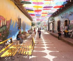 El pasillo de las sombrillas es un nuevo atractivo para los habitantes y los turistas.