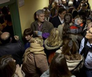 Masivamente los españoles acuden a votar.