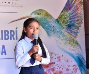 Amanda se desenvuelve como toda una profesional frente a las cámaras de los comunicadores.