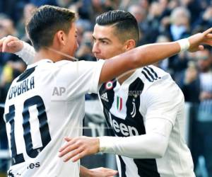 El delantero de la Juventus, Cristiano Ronaldo, celebró con su compañero Paulo Dybala tras anotar su primer tanto en el partido contra la Sampdoria. Foto:AP