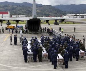 Tres aviones de la Fuerza Aérea brasileña despegaron con 50 cuerpos de sus compatriotas, entre ellos los futbolistas del Chapecoense y sus técnicos en una despedida oficiada por más de un centenar de militares colombianos en la base militar de Rionegro, cerca de Medellín, foto: AP/ EL HERALDO.