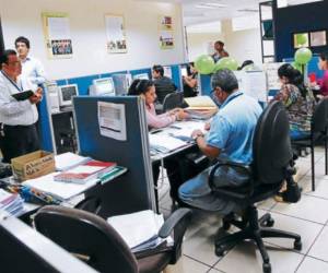 Los sueldos y salarios del mes de marzo para los empleados públicos los recibirán seis días antes del pago habitual.