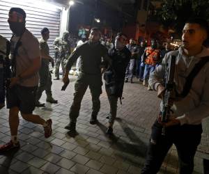 Las fuerzas de seguridad se reúnen en la escena de un ataque a tiros en la calle Dizengoff en el centro de la ciudad costera mediterránea de Tel Aviv en Israel.