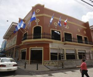 La rehabilitación vial ha promovido el desarrollo de centros comerciales.