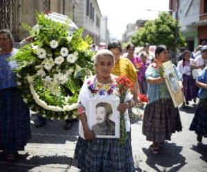 Elvira Laj, esposa de Jacobo López, desaparecido en 1983 en el norte del país, y recientemente exhumado en una antigua base militar e identificado por los forenses, mantiene su imagen durante una marcha por el Día Internacional de las Víctimas de la Desaparición Forzada