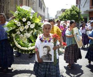 Elvira Laj, esposa de Jacobo López, desaparecido en 1983 en el norte del país, y recientemente exhumado en una antigua base militar e identificado por los forenses, mantiene su imagen durante una marcha por el Día Internacional de las Víctimas de la Desaparición Forzada