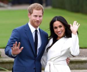 El príncipe británico Harry y su novia Meghan Markle posan para los medios en los terrenos del Palacio de Kensington en Londres, después de anunciar su compromiso. La pareja se casará el 19 de mayo.