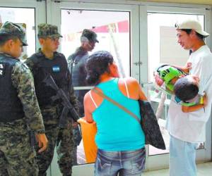Miembros de la Policía Militar resguardan las entradas y salidas del Hospital Mario Catarino Rivas para evitar el ingreso de delincuentes.