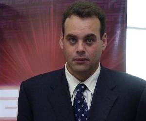 En esta imagen David Faitelson muestra unas libras de más en comparación con la actualidad.