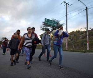 Migrantes hondureños caminan cerca de Esquipulas, departamento de Chiquimula, Guatemala, el 16 de enero de 2020, después de cruzar la frontera desde Honduras en su camino a los Estados Unidos. Cientos de personas en la vanguardia de una nueva caravana de migrantes de Honduras cruzaron la frontera con Guatemala el miércoles, con la intención de llegar a los Estados Unidos. / AFP / Johan ORDONEZ