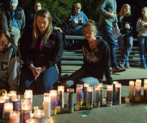 Los pobladores de Oregon realizaron vigilias por las víctimas.