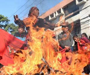 En la periferia sur de la capital donde estaba la sede diplomática, los activistas gritaron los nombres de cada una de las personas que perdieron la vida.