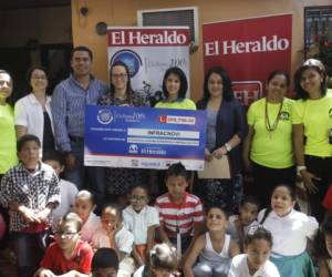 Equipo de diario EL HERALDO entregando a la junta directiva de Infracnovi, junto a los pequeños, el cheque de lo recaudado en la III Vuelta Ciclística.