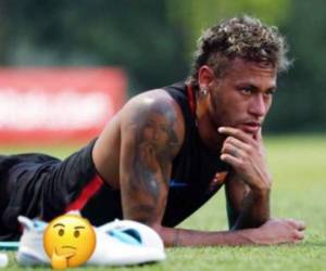 Tumbado en el césped, con la mano izquierda sosteniendo la barbilla y sin ningún otro comentario que un emoticono sugiriendo reflexión: Neymar publicó esa foto misteriosa el viernes.