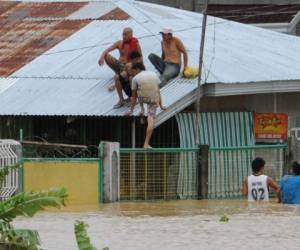 Filipinas: Al menos 16 muertos y miles de desplazados por paso del tifón Koppu