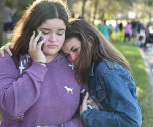 Los estudiantes liberados de un abrazo de clausura después de un tiroteo en Marjory Stoneman Douglas High School en Parkland, Fla., El miércoles, 14 de febrero de 2018. (John McCall / South Florida Sun-Sentinel vía AP).