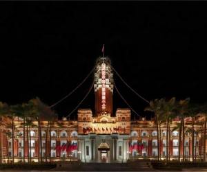 En esta imagen se observa la Oficina Presidencial iluminada en la noche. La fachada del poder de Taiwán es perfecta para selfies.