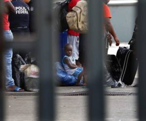 En esta imagen del 28 de mayo de 2019, migrantes esperando a registrarse para buscar la posibilidad de regularizar su llegada en un centro de detención de migrantes en Tapachula, en el estado mexicano de Chiapas. Foto AP