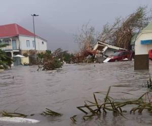 ANTIGUA Y BARBUDA: Un niño de 2 años falleció en Barbuda cuando su familia intentó escapar de una vivienda dañada. Aproximadamente 60% de los cerca de 1.400 habitantes de la isla perdieron sus viviendas por la tormenta.