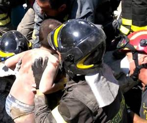 Ciro, de 11 años, en calzoncillos y cubierto por el polvo, fue colocado en una camilla y traslado en ambulancia a un hospital en buenas condiciones. (Foto: AFP/ El Heraldo Honduras/ Noticias de Honduras)