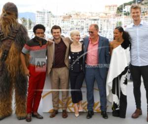 Joonas Suotamo como Chewbacca, Donald Glover, Alden Ehrenreich, Emilia Clarke, Woody Harrelson, Thandie Newton y Joonas Suotamo posan con motivo del estreno de 'Solo: A Star Wars Story' en el Festival de Cine de Cannes, en el sur de Francia, el martes 15 de mayo del 2018.
