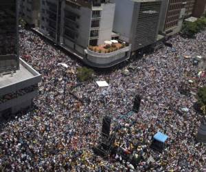 Miles de manifestantes protestaban contra la marcha del presidente Nicolás Maduro en Caracas.