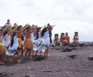 En esta foto del 23 de abril del 2003, miembros de la escuela Hula Na Mamo O Pu'uanahulu realizan un hula para Pele, la diosa hawaiana de los volcanes, junto al volcán Kilauea, en la Gran Isla de Hawái.