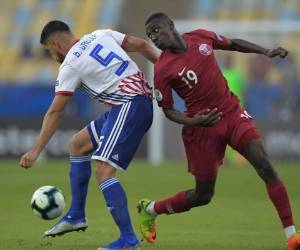 Bruno Valdez de Paraguay y Almoez Ali de Qatar compiten por el balón durante su partido de torneo de fútbol de la Copa América en el estadio Maracana en Río de Janeiro, Brasil. Foto: Carl de Souza/Agencia AFP.