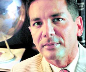 Roberto Carmona volvió a la carga al vincular al presidente Zelaya con el gobierno de Venezuela.