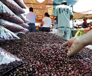 Varios alimentos básicos, como los frijoles y los lácteos, subieron de precio en febrero. La medida de frijol rojo aumentó entre 5 y 10 lempiras en los diferentes mercados de las zonas centro y sur del país.