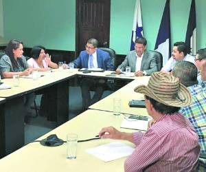 En la reunión acordaron que inicialmente se realice una investigación para determinar quién está alterando los precios.