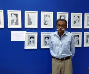 El artista hondureño posó junto a su muestra, que fue presentada ayer miércoles 25 en la UNAH (Foto: El Heraldo Honduras/ Noticias de Honduras)