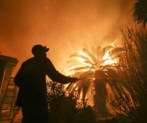 Un fuerte olor a productos químicos provocó una respuesta de materiales peligrosos. Las autoridades comentaron que el olor parecía provenir de un laboratorio de fotografía en el hogar.