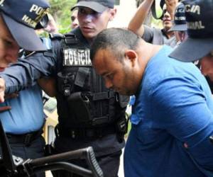 Noé Montes Bobadilla es custodiado por agentes Tigres y de la DEA antes de subir al avión.