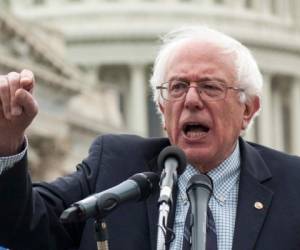 El aspirante demócrata Bernie Sanders condena posible deportación de menor hondureño.