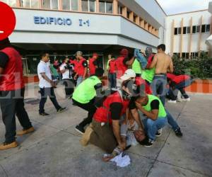 1.Zafarrancho entre equipo de seguridad y universitarios Estudiantes de la Universidad Nacional Autónoma de Honduras y miembros de un equipo de seguridad, contratado por las autoridades, protagonizaron un zafarrancho la mañana de este lunes en el que varios estudiantes resultaron heridos. Foto: Estalin Irías/EL HERALDO