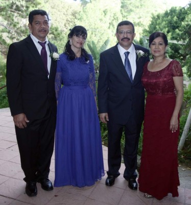 Una promesa de amor sellada en el jardín