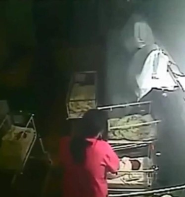 Enfermera golpea brutalmente a bebé