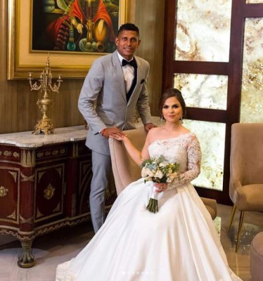 Las románticas fotos que compartió Carlo Costly de su boda