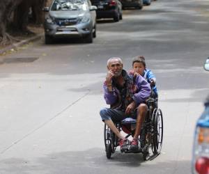 A diario por la capital se observan personas con varias discapacidades, desde no videntes hasta personas en sillas de ruedas movilizadas por familiares o amigos.