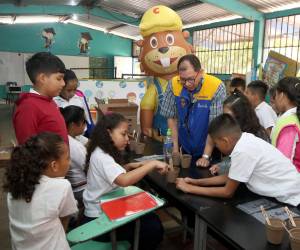 Con mucha atención, los niños observaron el proceso de sembrar un vegetal, para luego hacerlo ellos solos.