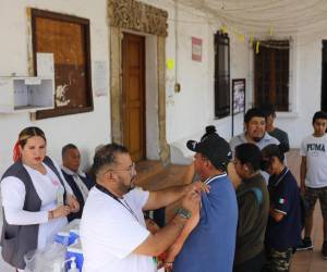 Integrantes de la Secretaría de Salud aplican vacunas contra el Sarampión este viernes, en el poblado de San Martín de las Flores, municipio de Tlaquepaque, en Jalisco (México).