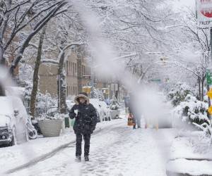 La ciudad de Nueva York amaneció este domingo cubierta por un manto blanco tras la primera nevada de la temporada invernal, un fenómeno que también se dejó sentir en Boston y Filadelfia, de acuerdo con reportes del Servicio Meteorológico Nacional y agencias informativas.