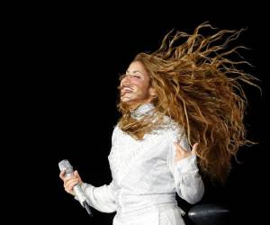 Shakira desata la euforia en El Salvador al gritar el nombre de <b>Honduras</b> ante miles de fanáticos que viajaron para el inicio de su gira 2026.