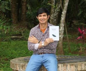 El libro recopila la evolución poética del autor e incluye otros nuevos escritos.