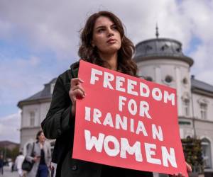 Una mujer participa en una manifestación en apoyo de las mujeres iraníes en Pristina.