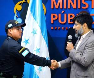 El fiscal Johel Zelaya juramenta a Jaime Quintanilla como titular de la DLCN, pese a que el CNDS no ha electo la terna exigida por ley.