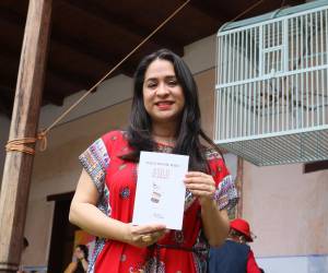 La escritora ofrece una lectura de intimidades por medio de su nuevo poemario.